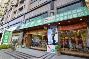 高雄山湖郊戶外旅遊登山露營用品GORE-TEX排汗衫雪衣羽絨衣鳳山專賣店