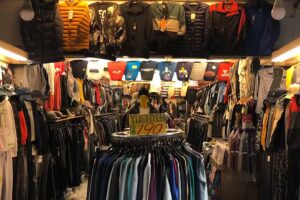 南雅夜市｜越野流行服飾店｜素色上衣專門店｜板橋推薦｜衣服｜最便宜西裝｜婚禮西裝｜伴郎西裝｜團體上衣｜